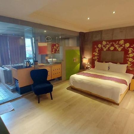 Jungle City Motel Chiayi Extérieur photo