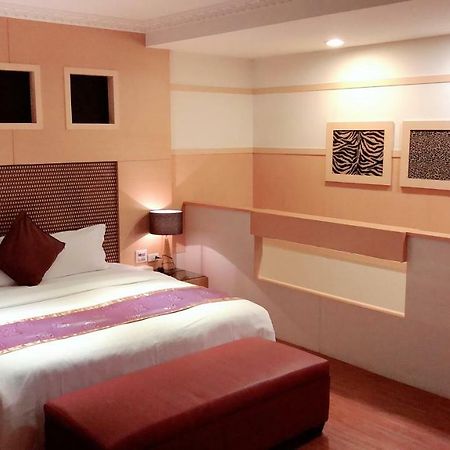 Jungle City Motel Chiayi Extérieur photo