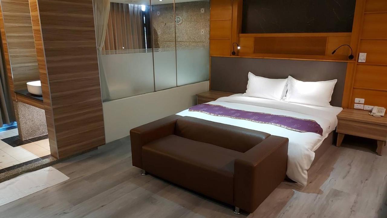 Jungle City Motel Chiayi Extérieur photo