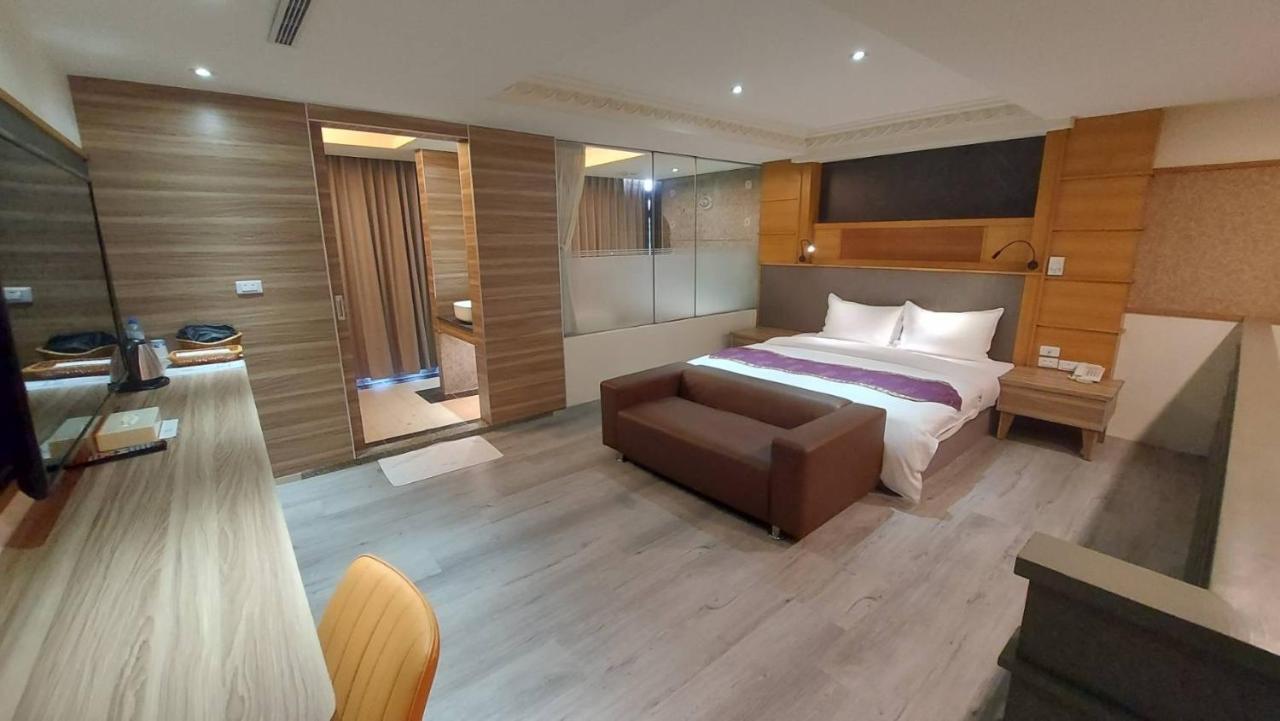 Jungle City Motel Chiayi Extérieur photo