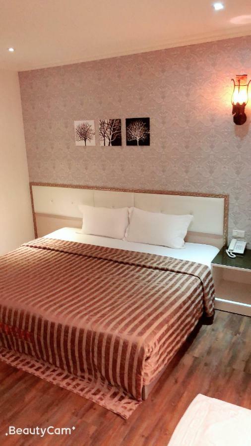 Jungle City Motel Chiayi Extérieur photo
