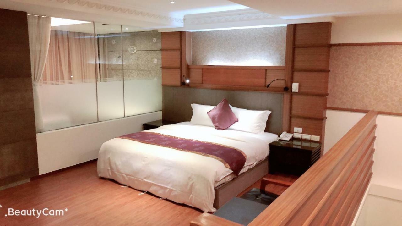 Jungle City Motel Chiayi Extérieur photo