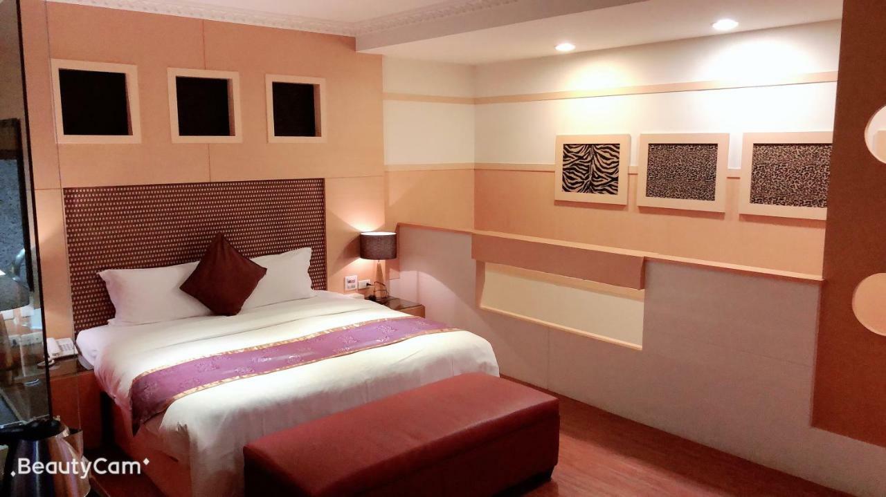 Jungle City Motel Chiayi Extérieur photo