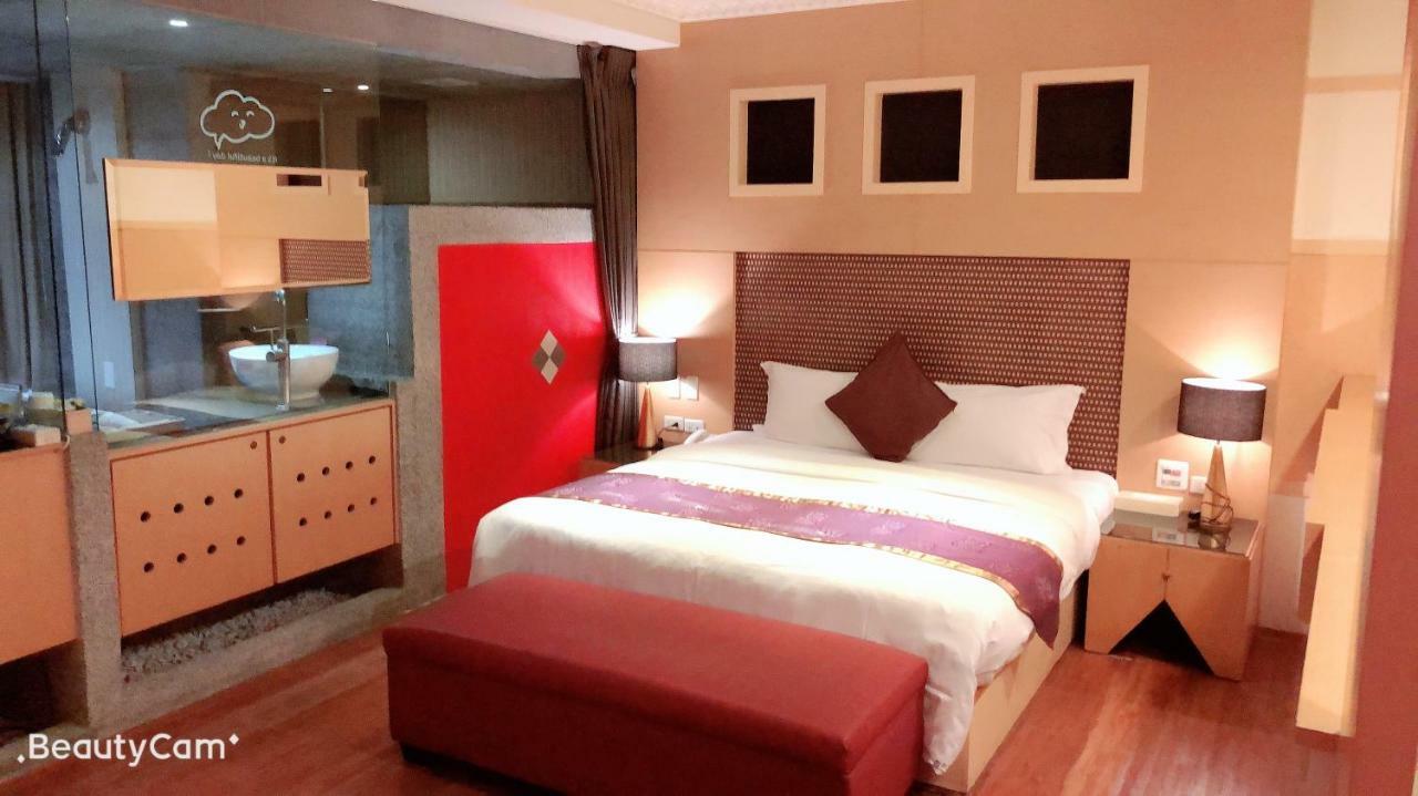 Jungle City Motel Chiayi Extérieur photo