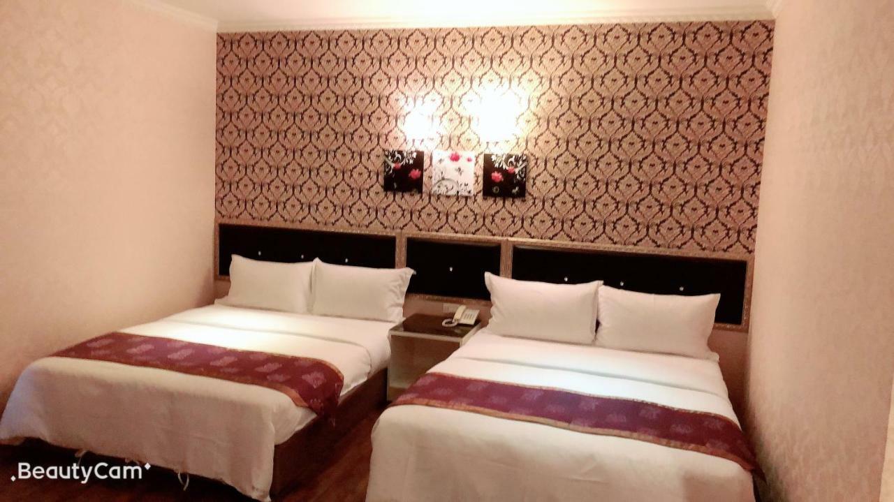 Jungle City Motel Chiayi Extérieur photo