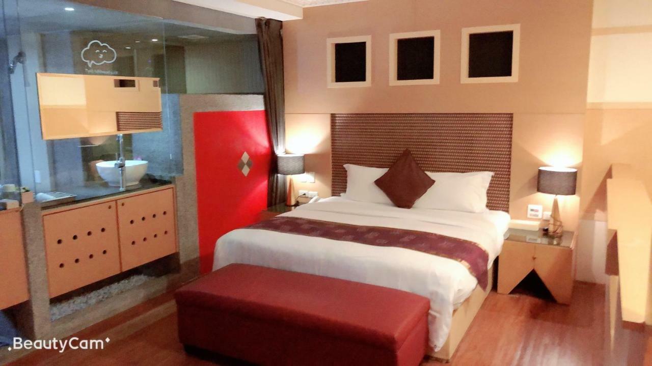 Jungle City Motel Chiayi Extérieur photo