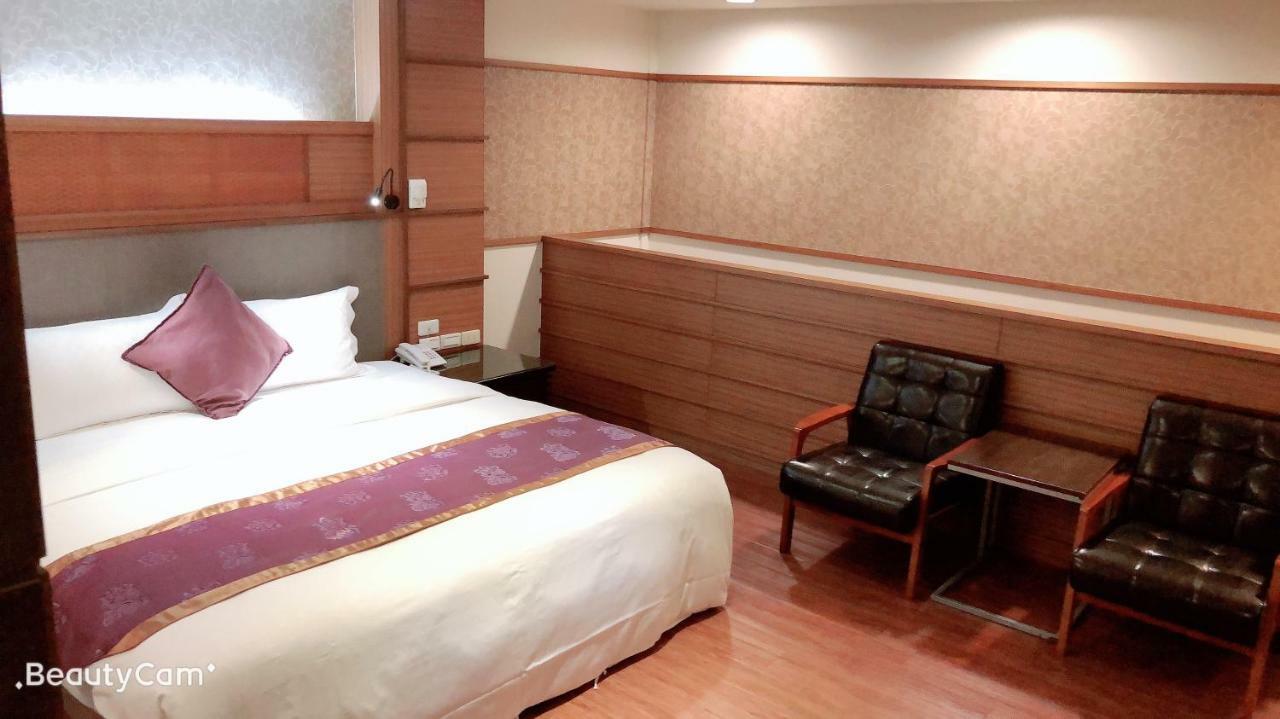 Jungle City Motel Chiayi Extérieur photo